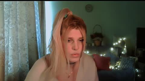 Snapshot of kudesnizza chatting on 02-25-25, 10:47 Annika MTF ts post -op online show from 02-25-25, 10:47