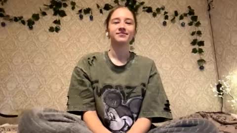 Snapshot of kylaflum chatting on 10-18-25, 01:23 Sophie online show from 10-18-25, 01:23