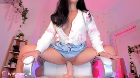 Snapshot of kylie_evans_18 chatting on 02-07-26, 07:23 Kylie online show from 02-07-26, 07:23