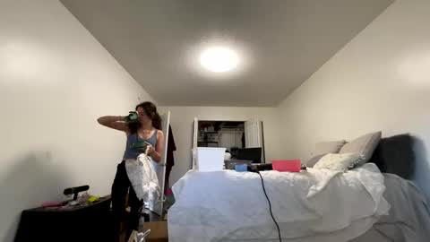 Kylie online show from 10-28-25, 08:11