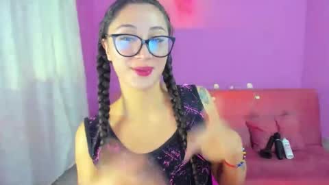 Snapshot of kymgiraldo8 chatting on 09-24-25, 06:06 Kym Giraldo online show from 09-24-25, 06:06