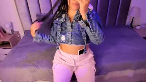 Snapshot of kyra_right chatting on 12-01-25, 11:37 Emily Laila online show from 12-01-25, 11:37