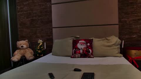 Snapshot of kyrahill_ chatting on 12-23-24, 03:50 Kyra online show from 12-23-24, 03:50