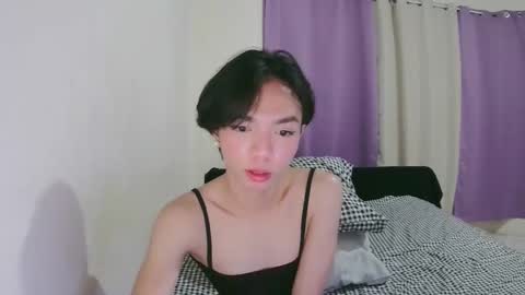 Snapshot of la_ura chatting on 11-12-25, 05:24 Laura online show from 11-12-25, 05:24