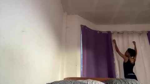 Snapshot of la_ura chatting on 12-15-25, 09:02 Laura online show from 12-15-25, 09:02