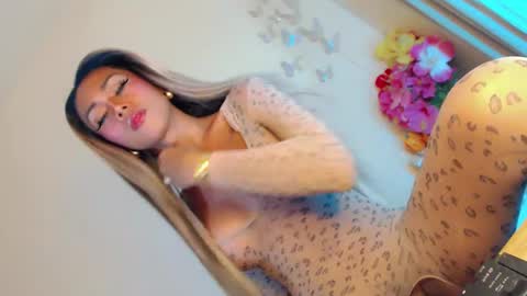 Snapshot of lady_in_black18 chatting on 01-16-25, 12:34 Stella online show from 01-16-25, 12:34