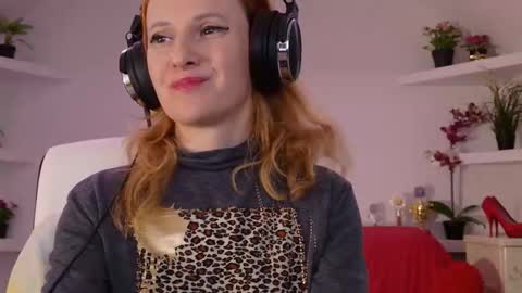 Snapshot of ladybigsmile chatting on 09-18-25, 06:32 Sima Ladybigsmile online show from 09-18-25, 06:32