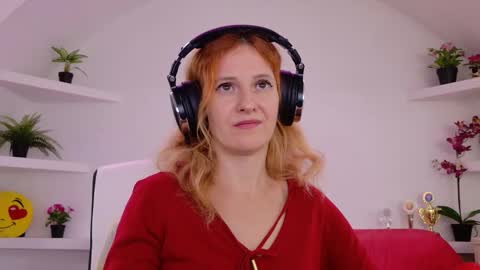 Snapshot of ladybigsmile chatting on 09-19-25, 06:37 Sima Ladybigsmile online show from 09-19-25, 06:37