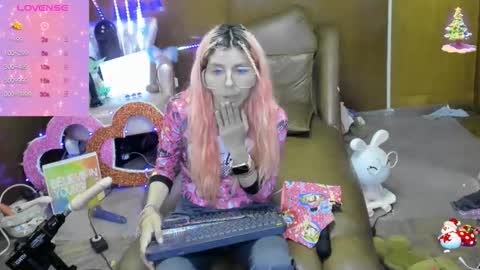 Snapshot of laflakita21 chatting on 10-12-25, 02:10 Skinnygirl online show from 10-12-25, 02:10