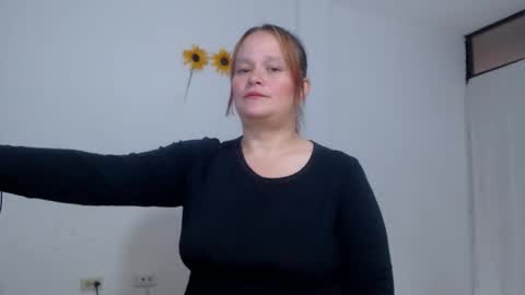 Snapshot of lahurent_weed420 chatting on 11-11-25, 07:58 paola and a guest lol online show from 11-11-25, 07:58