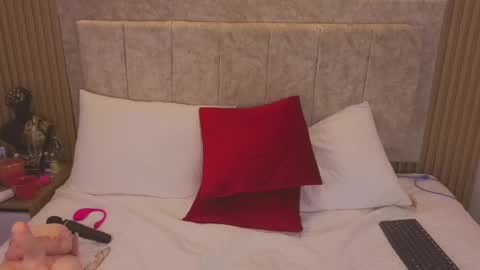 laiamilf online show from 01-21-25, 11:24