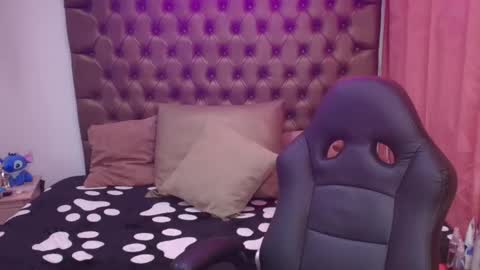 Snapshot of lailahdark chatting on 11-19-25, 04:45 Camila online show from 11-19-25, 04:45