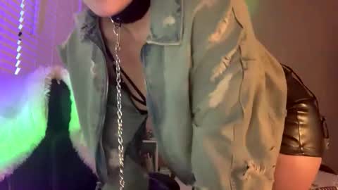 Snapshot of laineylifts chatting on 01-11-26, 10:59 Lainey online show from 01-11-26, 10:59