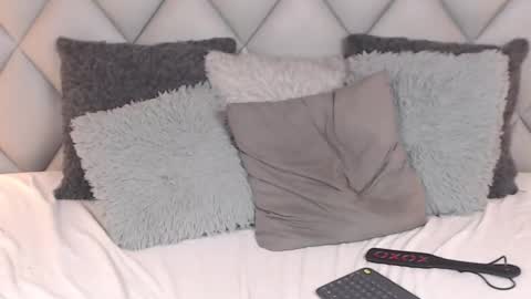 Laly Castro online show from 12-15-24, 01:57