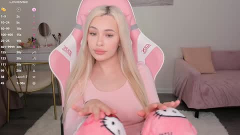 Snapshot of lana_mazy chatting on 01-12-25, 08:47 Lana online show from 01-12-25, 08:47