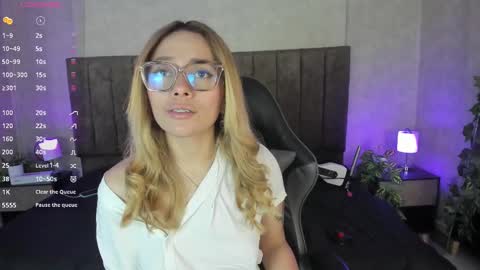 Snapshot of lanaamills chatting on 10-30-25, 05:42 Lana online show from 10-30-25, 05:42