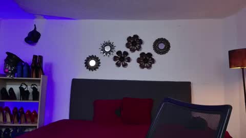 Snapshot of lanadoux_ chatting on 11-25-25, 05:57 Mistress Lana online show from 11-25-25, 05:57