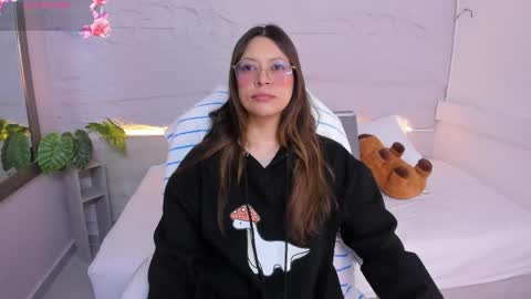 Snapshot of lanna_18_ chatting on 04-14-26, 12:00 Lanna online show from 04-14-26, 12:00