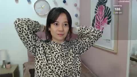 Snapshot of lanna_mills chatting on 10-17-25, 01:25 Lanna online show from 10-17-25, 01:25