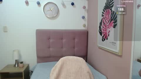 Snapshot of lanna_mills chatting on 11-06-25, 01:12 Lanna online show from 11-06-25, 01:12