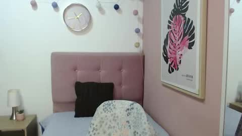 Snapshot of lanna_mills chatting on 11-19-25, 01:00 Lanna online show from 11-19-25, 01:00