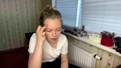 Snapshot of lanniecastellow chatting on 03-31-26, 11:32 Hello My name is Lola online show from 03-31-26, 11:32