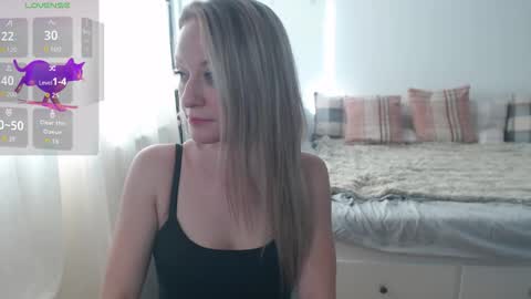 Snapshot of lara_c_rau chatting on 09-15-25, 02:28 Lara online show from 09-15-25, 02:28