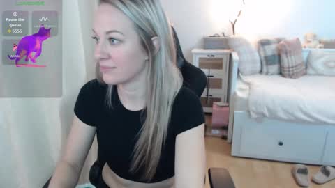 Snapshot of lara_c_rau chatting on 11-14-25, 05:22 Lara online show from 11-14-25, 05:22