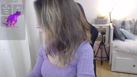 Snapshot of lara_c_rau chatting on 12-18-25, 05:52 Lara online show from 12-18-25, 05:52