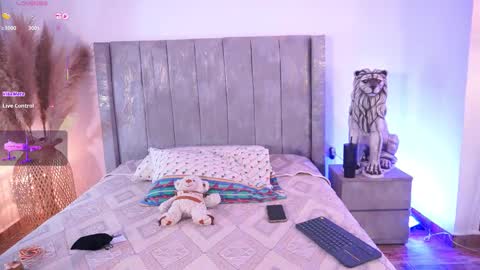 Hello Guys I am Lara Giraldo  WELCOME To my room online show from 12-14-25, 12:49