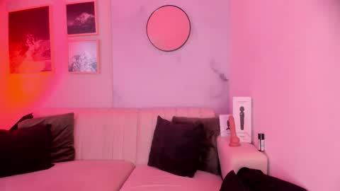 Lara Madisson online show from 10-30-25, 06:04