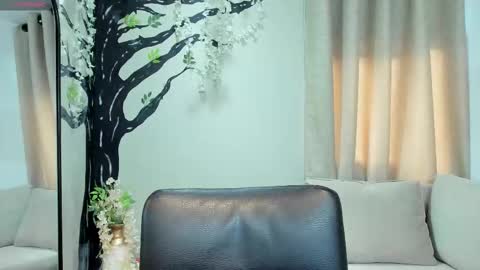 Snapshot of lara_martin chatting on 10-18-25, 07:03 700 200 online show from 10-18-25, 07:03