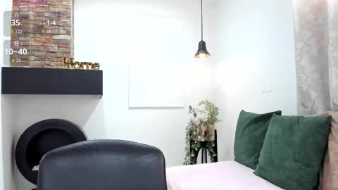 Snapshot of lara_martin chatting on 11-14-25, 07:45 700 200 online show from 11-14-25, 07:45