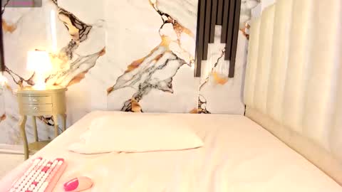 Lara  online show from 11-18-25, 07:40