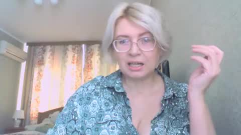 Snapshot of laramrs chatting on 10-18-25, 11:55 laramrs online show from 10-18-25, 11:55