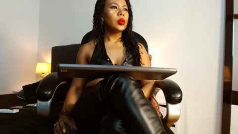 Snapshot of laryssa_swayer chatting on 10-02-25, 01:29 Laryssa online show from 10-02-25, 01:29