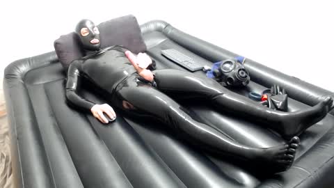 Snapshot of latexboy93 chatting on 10-22-25, 09:25 Latexboy93 online show from 10-22-25, 09:25