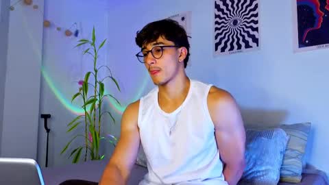 Snapshot of latinguyxl chatting on 09-18-25, 12:23 Logan online show from 09-18-25, 12:23