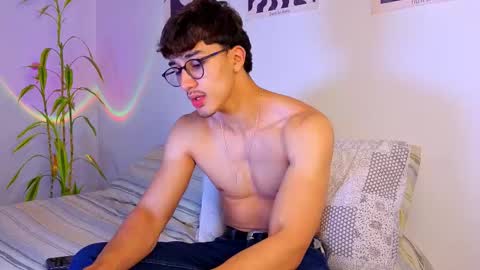 Snapshot of latinguyxl chatting on 09-24-25, 03:54 Logan online show from 09-24-25, 03:54