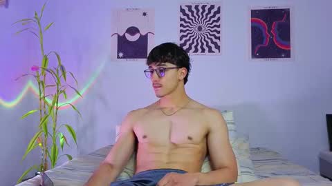 Snapshot of latinguyxl chatting on 09-27-25, 12:15 Logan online show from 09-27-25, 12:15