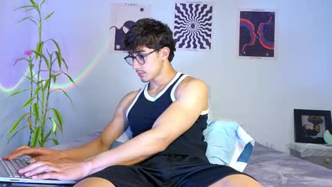 Snapshot of latinguyxl chatting on 10-16-25, 12:33 Logan online show from 10-16-25, 12:33