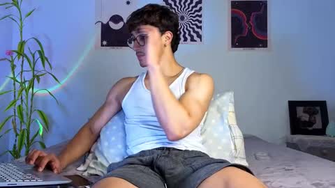 Snapshot of latinguyxl chatting on 10-22-25, 01:28 Logan online show from 10-22-25, 01:28