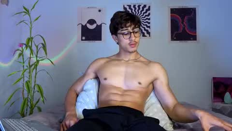 Snapshot of latinguyxl chatting on 10-23-25, 01:27 Logan online show from 10-23-25, 01:27