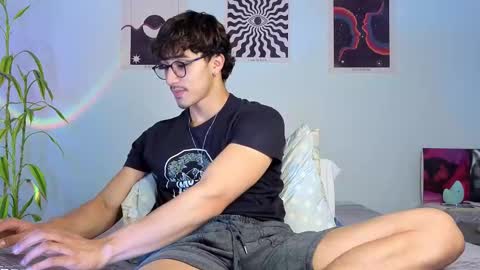 Snapshot of latinguyxl chatting on 10-23-25, 09:24 Logan online show from 10-23-25, 09:24