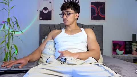 Snapshot of latinguyxl chatting on 11-10-25, 11:37 Logan online show from 11-10-25, 11:37