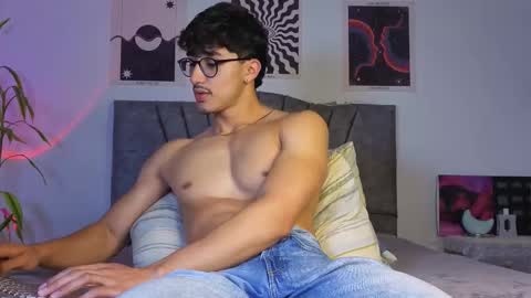 Snapshot of latinguyxl chatting on 11-30-25, 02:59 Logan online show from 11-30-25, 02:59