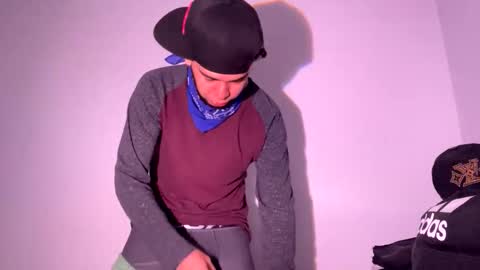 Snapshot of latinmanlive chatting on 02-13-26, 01:29 Men online show from 02-13-26, 01:29