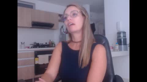 Snapshot of latinpaprika chatting on 10-23-25, 11:14 latinpaprika online show from 10-23-25, 11:14