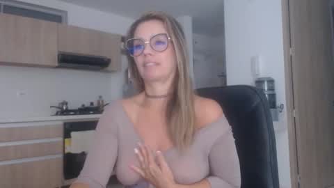 Snapshot of latinpaprika chatting on 10-25-25, 11:07 latinpaprika online show from 10-25-25, 11:07