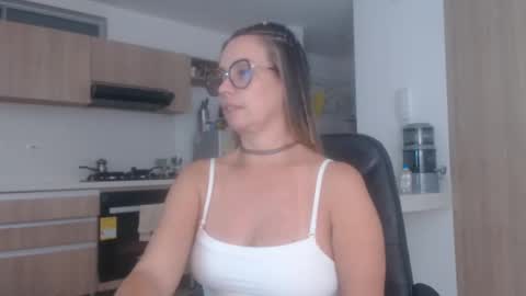 Snapshot of latinpaprika chatting on 10-31-25, 02:12 latinpaprika online show from 10-31-25, 02:12